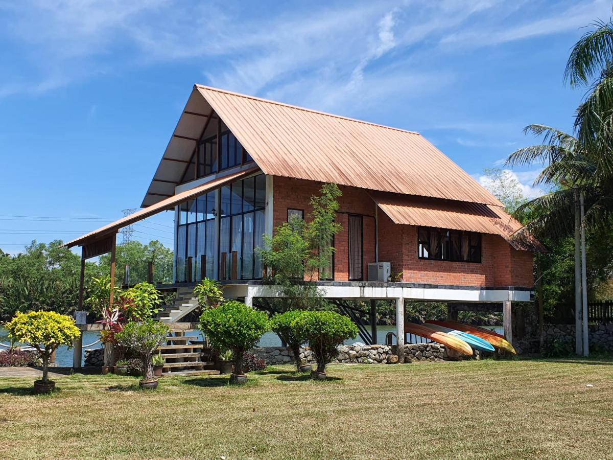 Homestay Ala Riverview Lodge Кота-Бару Экстерьер фото